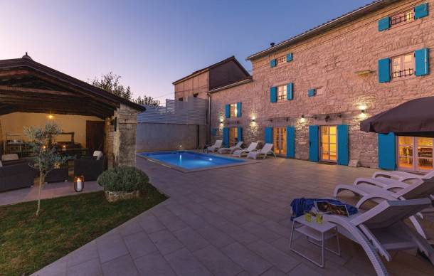 4 bedroom accommodation in Kringa