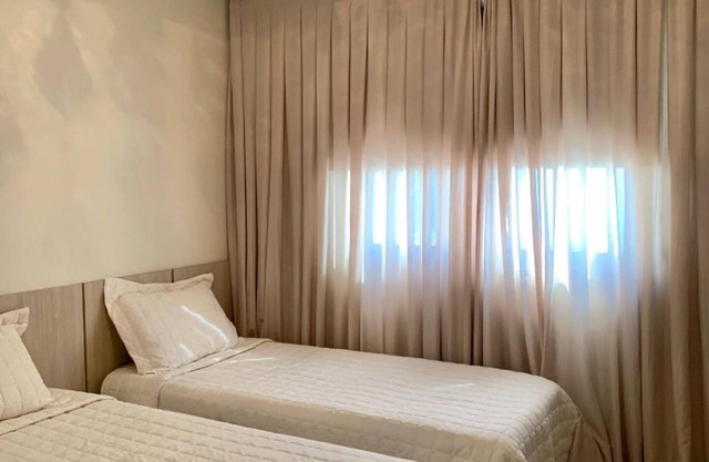 4 bedroom apartment block sea in the Center of Meia Praia