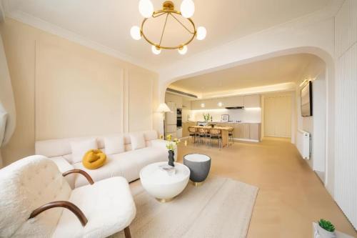 4 Bedroom Apartment with Bund View