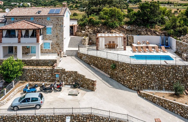 4 bedroom beautiful home in Mundanije