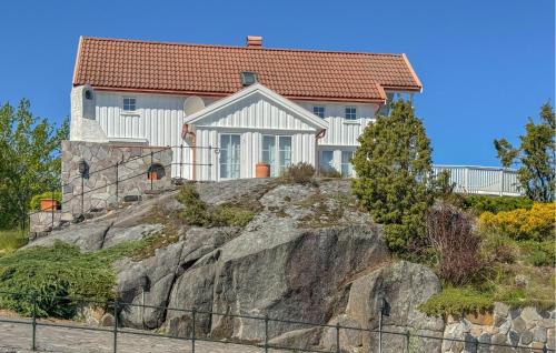 4 Bedroom Cozy Home In Gjeving
