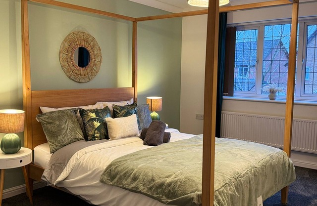 4 Bedroom Home Next to Manchester Airport