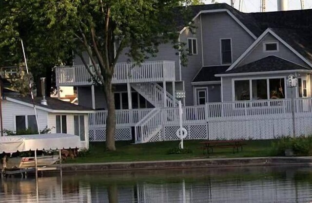4 Bedroom Lake House With Spacious Deck To Relax And View The Lake