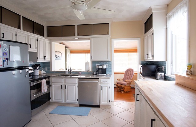 4 bedroom Ocean views-One Block To Scarborough Beach!