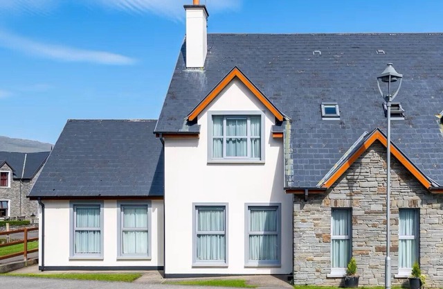 4-Bedroom Pet-Friendly Holiday Home with Free Pool and Leisure Centre Access
