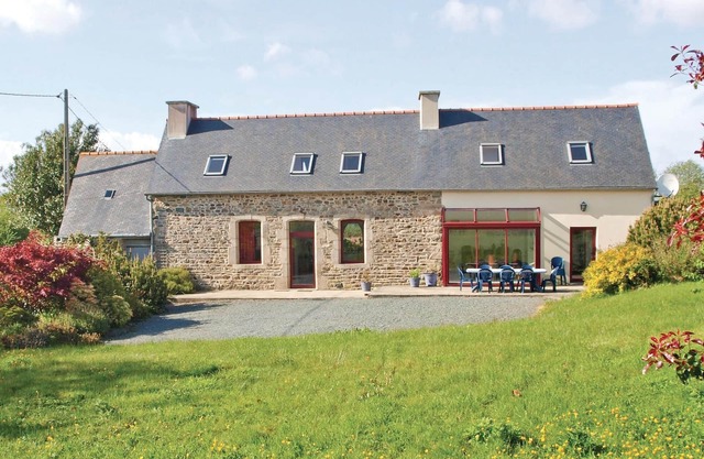 4 bedroom stunning home in Tredarzec