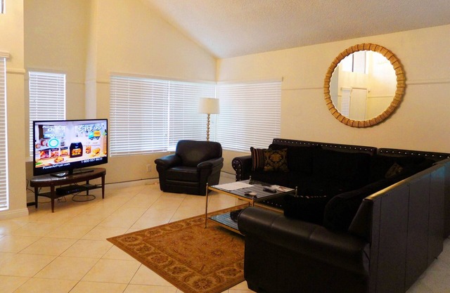 4 Bedroom V Home Close to Strip
