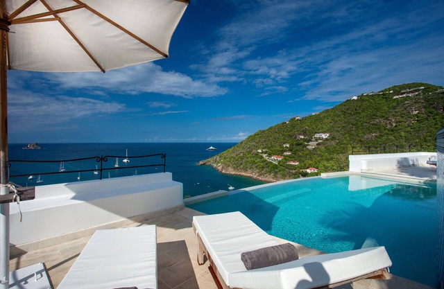 4 bedroom villa offering a spectacular view of the yachts and the port of Gustav