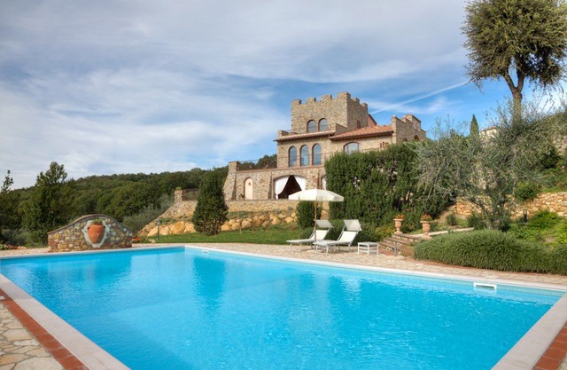 4 bedroom Villa, sleeps 8 in Iano with Pool, Air Con and WiFi