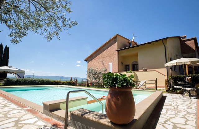 4 bedroom Villa, sleeps 8 in Iano with Pool, Air Con and WiFi