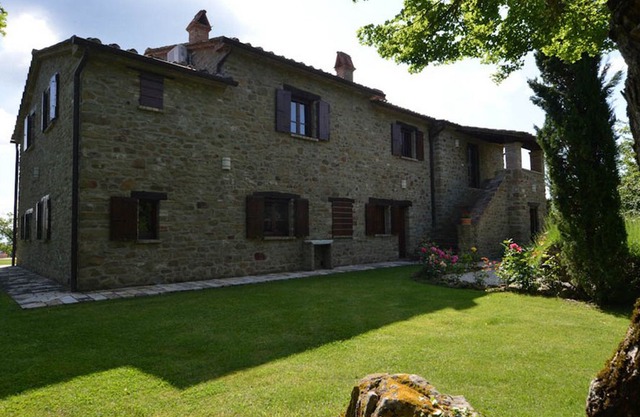 4 bedroom Villa, sleeps 8 with Pool, Air Con and FREE WiFi