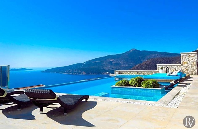 4 bedroom Villa, sleeps 8 with Pool, Air Con and FREE WiFi