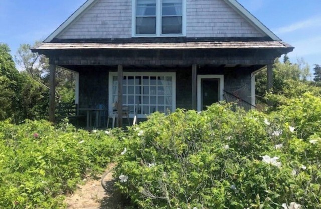 4-bedroom waterfront cottage in charming Wellfleet with WiFi