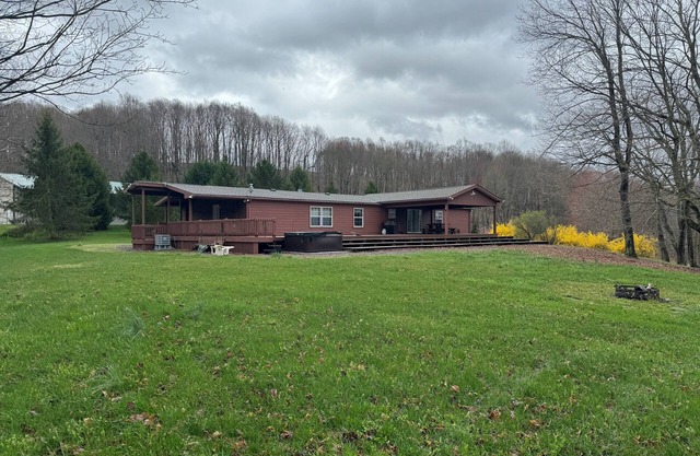 4 bedrooms, cozy lodging near mountain resorts. Ideal for comfort and outdoors.