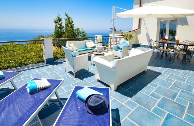 4 bedrooms Villa with amazing Terrace 10 mins away from the Beach