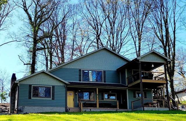 4 BR 3 Bath cabin on Cherokee Lake with private dock. Sleeps 10 to 12.