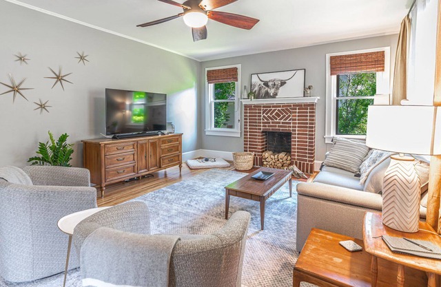 4 BR at Myrtle St. - Three Bedroom House, Sleeps 6
