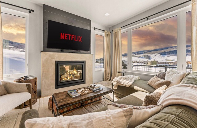 4 BR Cozy Upscale Mountain Retreat, Hot Tub, Mountain Views