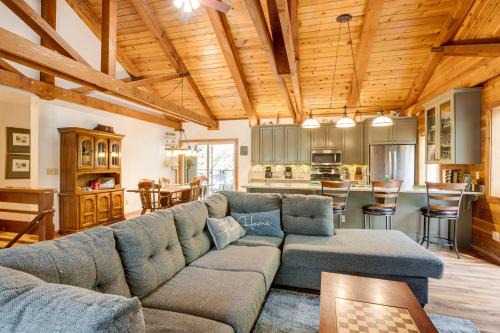 4 Mi to Beach Lake Tahoe Mountain Retreat!