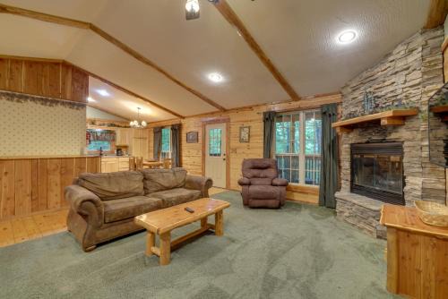 4 Mi to Lake Wooded Log Cabin in Eureka Springs!