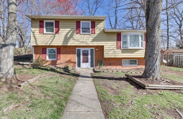 4 Mi to Northwest Stadium: Inviting Home!