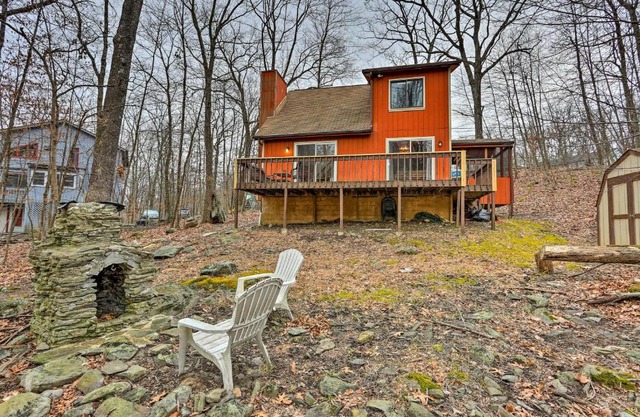 4 Mi to Tubing Cozy Bushkill Cabin with Deck!