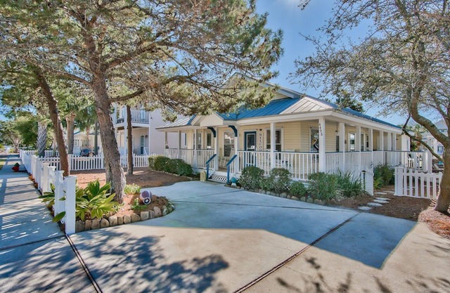 4 min to Beach - Next to Pool - Great Outdoor Living Area.