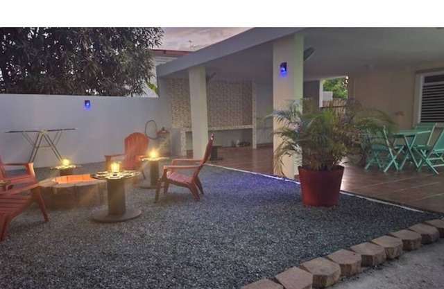 4 minutes from the beach. 15 minutes from the airport.