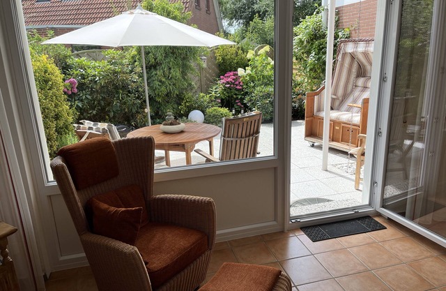 4-star ground floor apartment, quiet with sun terrace, close to the beach and central