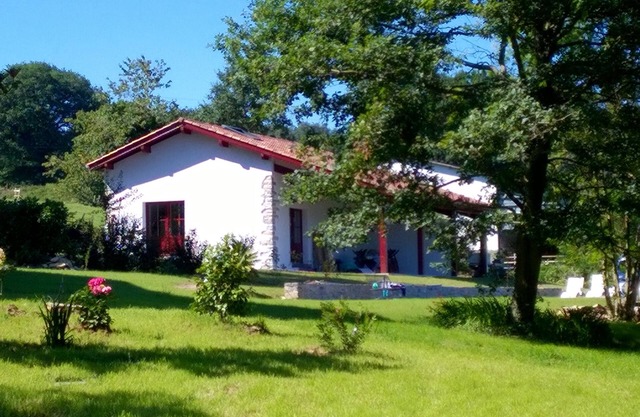 4* vacation home rental in the Basque Country, swimming pool, quiet view