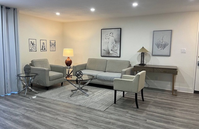 4. Wonderful 2-Bd 2-Bth City center