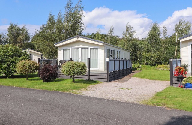 41, GRANDMA'S COTTAGE, pet friendly, with a garden in Carnforth
