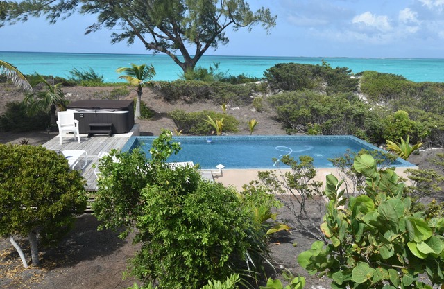 4acres ON beach no drive 4 bedroom pool hot tub gym 3.5 baths 3+3outdoor showers