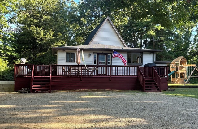 4BR/2.5 BA Family friendly get away for lake fun, wedding, reunions, and more!