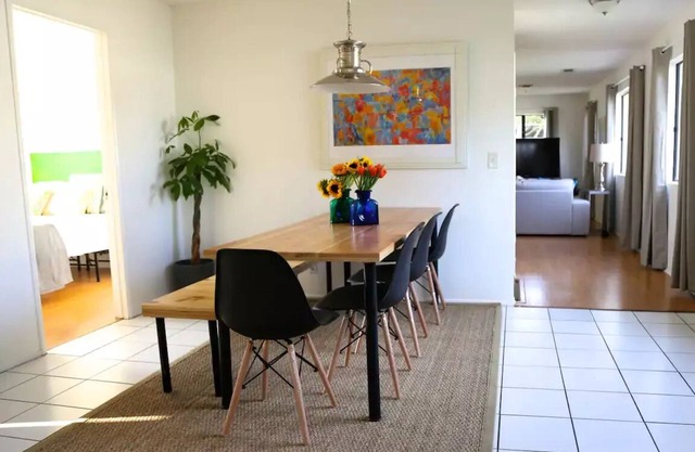4BR/2BA Private Guest Apt W/large outside space 6 miles to beach Culver City