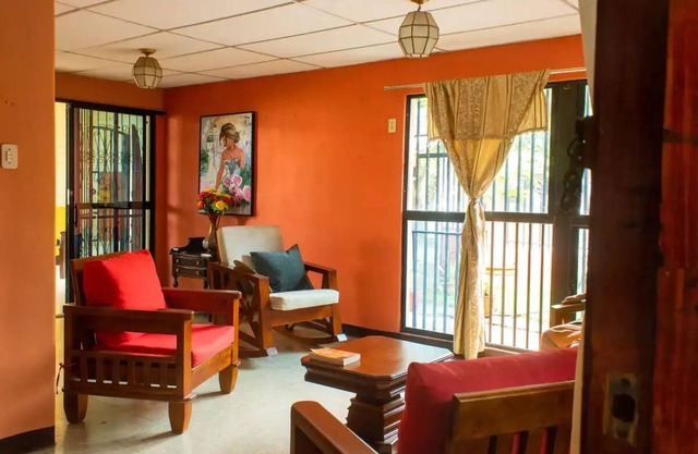 4BR Family Safe Friendly Home w/Large Yard, WiFi & AC