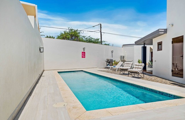 4BR HOME WITH PRIVATE POOL AND BBQ!