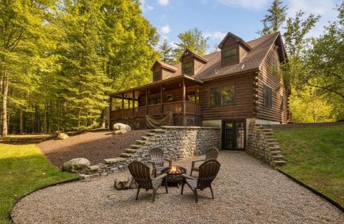 4BR Mountain retreat with Ski Base Bikes & Yard
