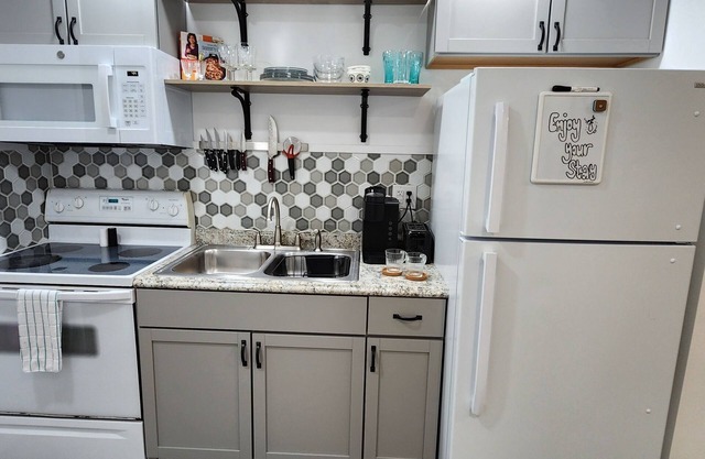 4th St Studio- Weekly/Monthly Discounts! Travelers and Contractors Welcome!