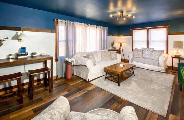 #5- *A MUST SEE* 3 BR APT IN A GREAT LOCATION!