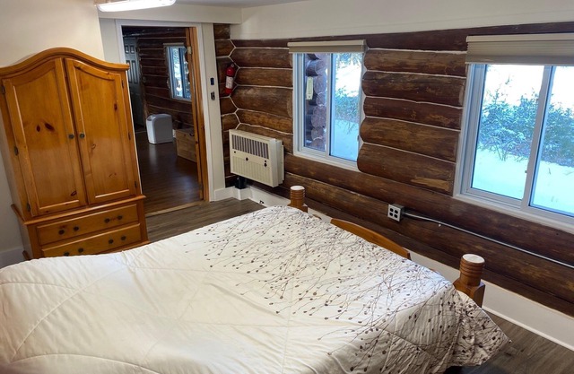5 Bdr Log Home on 44 AC with trails on lakefront