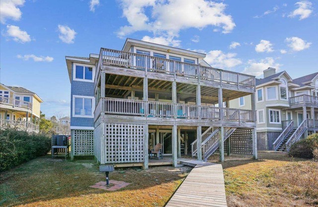 5 Bed, 3.2 Bath dog friendly soundfront home with hot tub