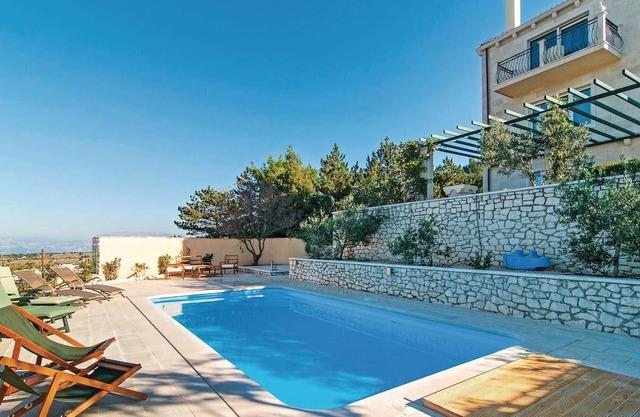 5 bedroom accommodation in Nerezisca