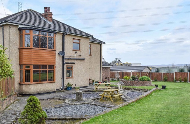 5 bedroom accommodation in Oakenholt, near Flintshire