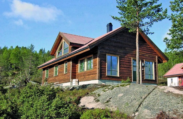 5 bedroom awesome home in Kvinlog