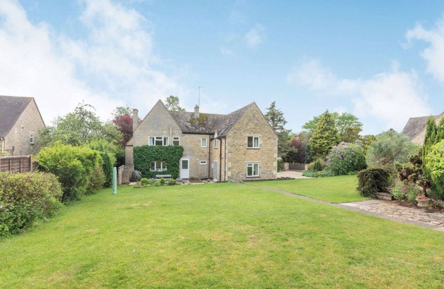5 bedroom Cotswold holiday cottage with a superb garden - Elm Bank