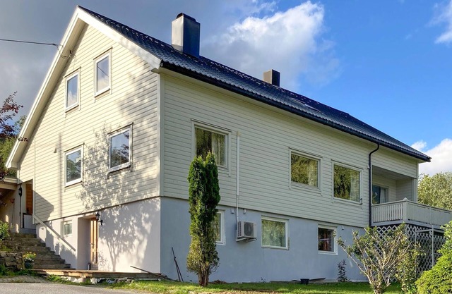 5 bedroom gorgeous home in Hundeidvik