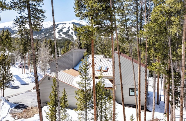 5 bedroom. Near Ski Trail and Hiking. Mtn Views!