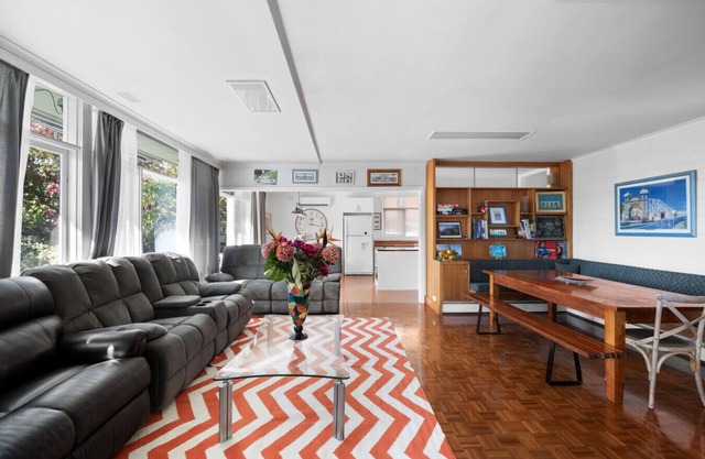 5-bedroom suite w/private kitchen & bathrooms