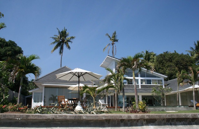 5 bedroom villa Pantai directly on the sea